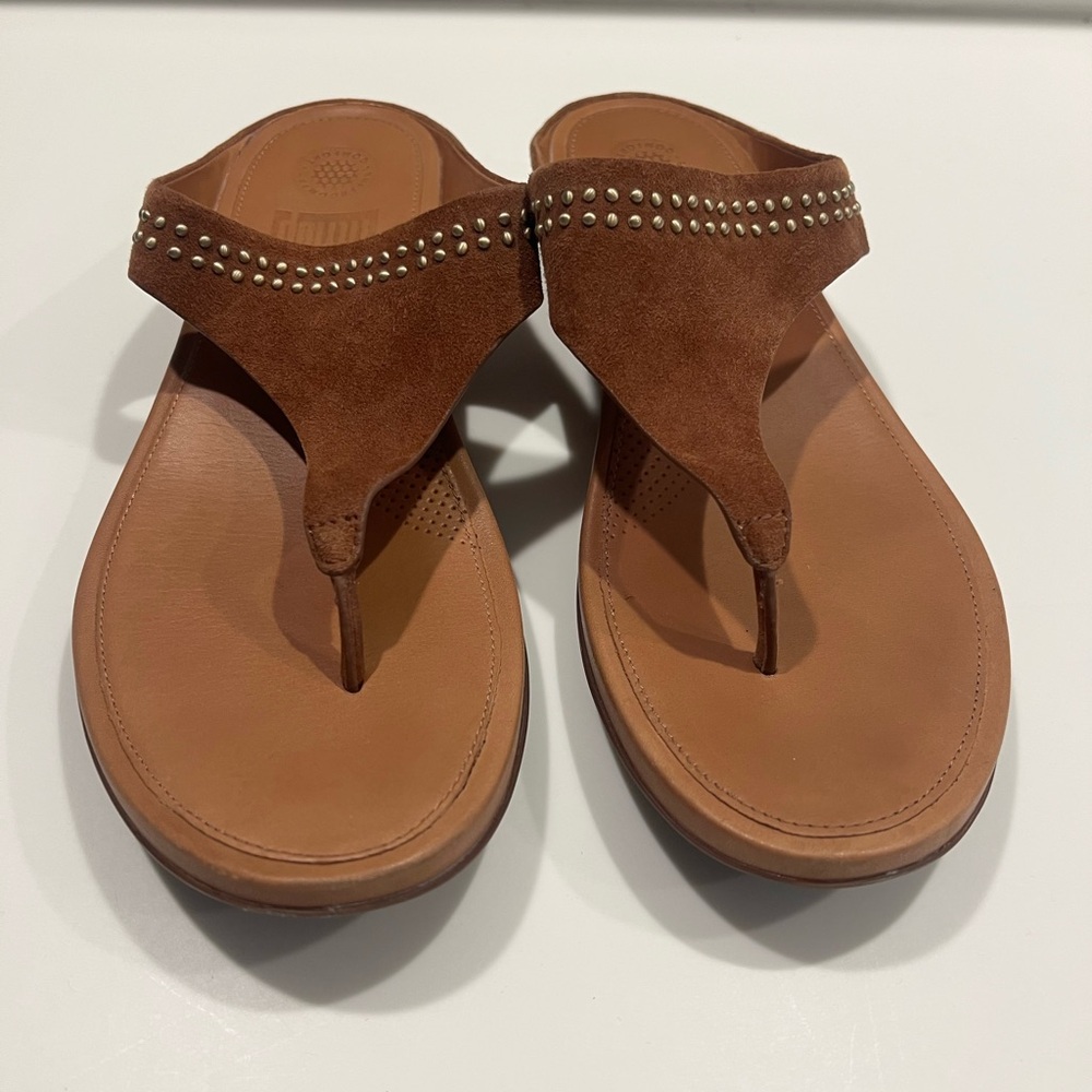 Brown Leather Sandals with Contrast Stitching and Toe Post